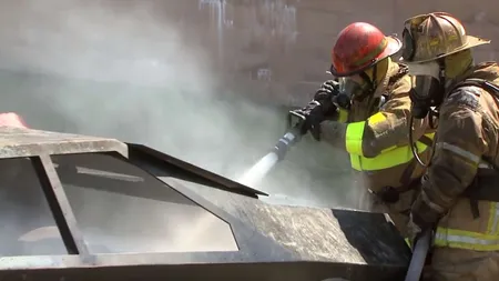 Mai sunt sigure mașinile electrice? Un automobil electric a luat foc în Arad, în urma unui scurtcircuit la baterii, iar pompierii s-au chinuit trei ore să îl stingă