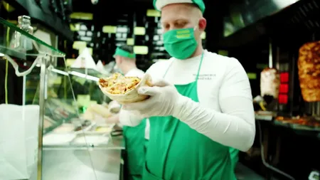 La cât poate ajunge salariul unui shaormar cu experiență? Povestea lui Gigel Păuneț, deținătorul shaormeriilor Băneasa