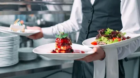 Cât de bine câștigă un ospătar? Sunt luni în care poate să depășească și 1000 de euro