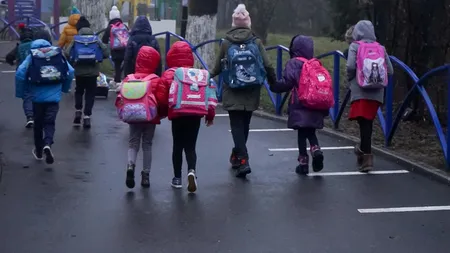 Elevii au intrat astăzi în vacanță. Cât va dura vacanța și când începe Modulul 3 de studiu