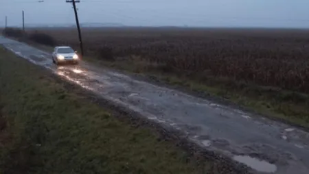 Localitatea din Satu Mare care rămăne fără mâncare sau medicamente din cauza drumului. Și ambulanțele au probleme cu accesul.