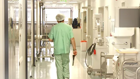 Medicii amenință cu greva generală. Ce salariu primește o infirmieră în România lui 2023