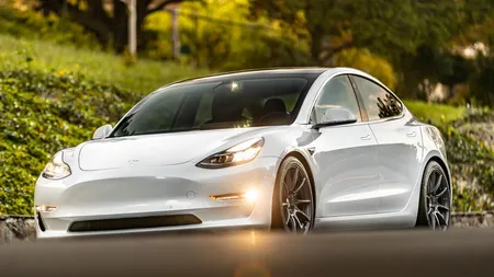 Erorile Tesla provoacă victime! 2 persoane și-au aflat sfârșitul tragic și alte 3 au fost grav rănite după ce mașina a scăpat de sub control