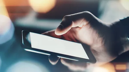 Românilor li se fură banii din conturi, parolele și pozele din smartphone. Cum e posibil acest lucru