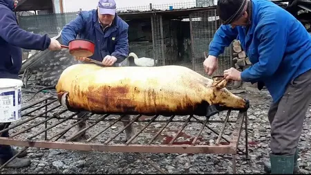 Ce trebuie să faci până să mănânci porcul de Crăciun? Care sunt regulile impuse de ANSVSA și recomandările pentru siguranța cetățenilor