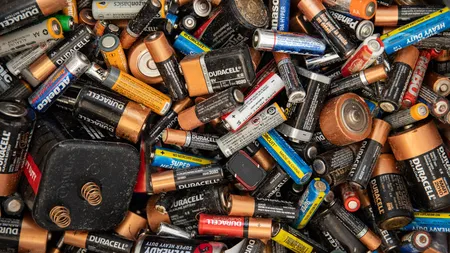 UE va obliga producătorii să facă toate bateriile mai ecologice. Telefoanele mobile vor trebui proiectate astfel încât bateria să poată fi scoasă şi înlocuită cu uşurinţă