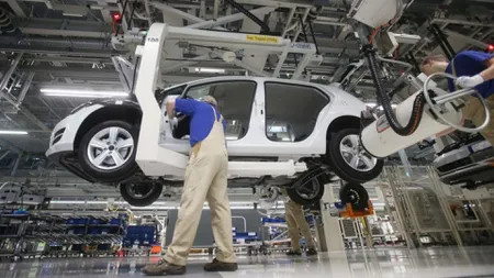 Vestea zilei pentru români! Președintele Iohannis a promulgat o nouă lege! Sunt vizați angajații din sectorul construcții mașini