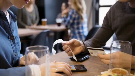 Statul s-a îmbogățit cu milioane de lei după intrarea în vigoare a legii impozitării bacșișului. Cât au lăsat românii în plus la restaurante de la începutul anului