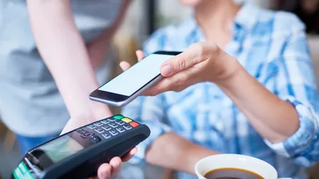 România a ajuns lider în regiune într-un domeniu: plata cu telefonul! 1 din 3 români plăteşte cu mobilul în magazine