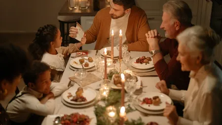 Mai mulți români își vor petrece sărbătorile acasă în 2022. Câți și-au redus bugetul și câți bani vor aloca pentru masa de Crăciun