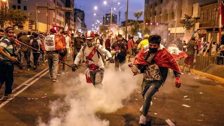 Stare de urgență în Peru! Armata patrulează pe străzi după ce ciocnirile dintre manifestanți și forțele de ordine s-au soldat cu 2 morți și cel puțin 20 de răniți