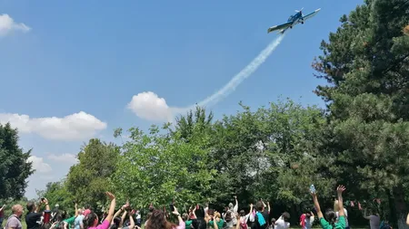 Fă-ți un zbor cadou și descoperă România! Cum poți cuceri înălțimile Bucegilor sau Costineștiul, de la 300 de lei