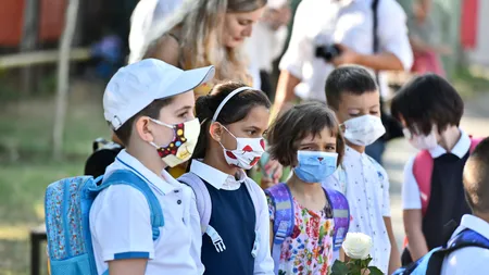 În plină epidemie gripală elevii se întorc luni în băncile școlilor. Ce reguli vor trebui să respecte? Cei bolnavi ar putea fi trimiși acasă