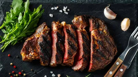 Carnea ”cultivată” din celule de vacă este cuşer, a stabilit rabinul-şef al Israelului