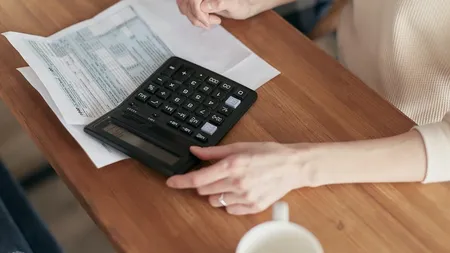 Carduri de energie 2023. Au fost modificate! Cum arată acum documentele prin care oamenii vor primi ajutorul pentru facturi