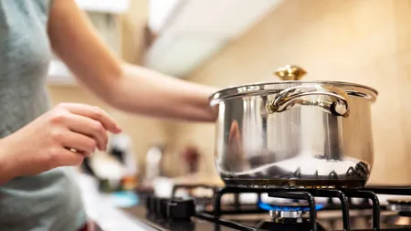 Avertisment Greenpeace: aragazul pe gaz metan, sursă de poluare. Gătitul la aragaz provoacă astm la peste 12% din totalul cazurilor la copiii din UE