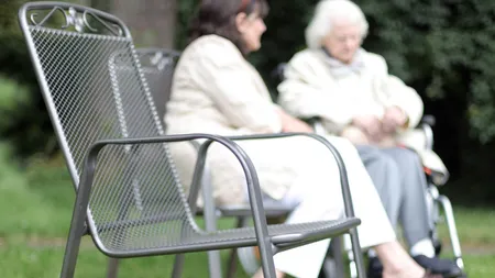 Româncele din Italia pot cere pensia pentru limita de vârstă destul de târziu! Cât trebuie să lucreze o îngrijitoare, pentru a putea ieși la pensie