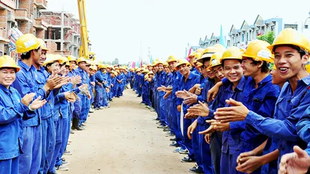 Traiul din România îi face pe muncitorii străini să se stabilească aici. Ce salarii primesc angajații din orient