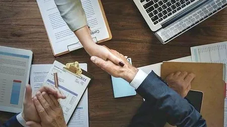 Românii pot sta acasă doi ani pe banii statului. Ce este concediul de acomodare, adoptat marți de Parlament