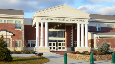 Risipă de energie în SUA: un liceu are luminile aprinse de un an și jumătate