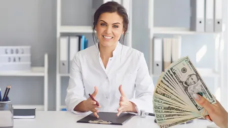 Mită de peste 90.000 euro pentru angajarea în spital. Cine este femeia prinsă în flagrant de DNA