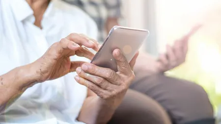 Bunicii au luat cu asalt Internetul. Un tânăr a dezvăluit ce caută, cel mai des, bunica lui pe YouTube: Se uită numai la prostii, ceea ce generează propuneri tot mai stupide