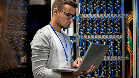 Ce salariu are un database developer în România. Avantajul care îi atrage pe tineri mai mult decât remunerația