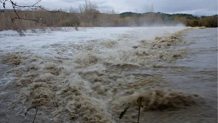 Crișul Alb, amenințare asupra locuitorilor. ALERTĂ de inundații în județul Arad. Drumurile județene au fost închise