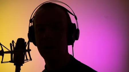Digitalizarea şi pandemia au dat naştere unei noi profesii. Cât câştigă un narator român de audiobookuri