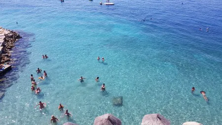 Maldivele din Europa. Plaja de pe Riviera Albaneză care a devenit preferata românilor. Un pahar de vin nu costă mai mult de 2 euro