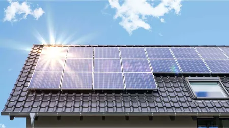 Cât costă, de fapt, montarea panourilor fotovoltaice și în cât timp se amortizează investiția. Guvernul oferă sprijin, dar mult prea târziu