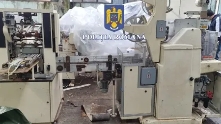 Contrabandă de 500.000 de euro. Fabrică ilegală de țigări, descoperită în România. Sute de mii de pachete de țigări ascunse sub o prelată