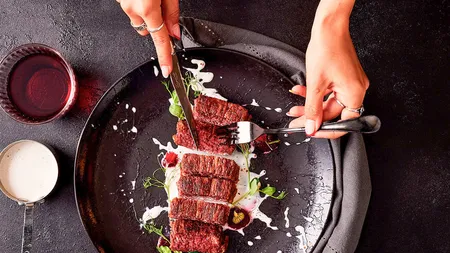 Specialiştii britanici, aproape de a obţine carnea viitorului. Friptura vegetală ar fi aproape identică celei animale