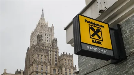 Raiffeisen Bank face demersuri să se rupă de Rusia. A anunțat majorarea comisioanelor cu 50% pentru transferurile în dolari