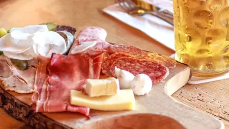 Care sunt alimentele ce pot provoca cancer. Se regăsesc pe rafturile tuturor magazinelor, iar mulți români le consumă zilnic