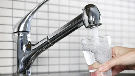 Consumul de apă îmbuteliată scade dramatic în ţara noastră. Românii au ajuns să prefere apa de la robinet, din pricina crizei economice