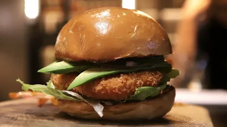 Burger cu carne artificială. CEO Upside Foods: Procesul de fabricare este similar cu fabricarea berii
