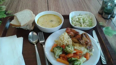 Raiul prețurilor! Unde poți mânca o ciorbă caldă cu 4,5 lei și un șnițel cu 6 lei