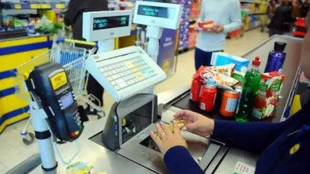 Ce salarii primesc casierii şi lucrătorii comerciali din hipermarketuri şi supermarketuri, în România