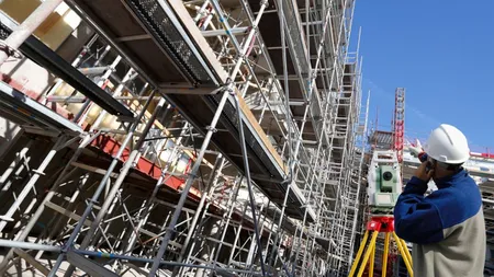 Avertisment din domeniul imobiliar, pe fondul sărăcirii accelerate: „Mulţi dintre investitori şi-au pus deja lacăt pe şantiere. Scăderea prețurilor va continua?