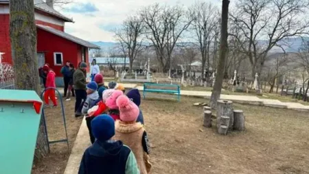 Imagini șocante surprinse în Vaslui! Elevii unei școli obligați să își țină cursurile în cimitir