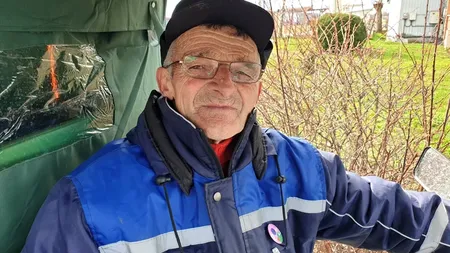 El este nea Toma, cel mai bătrân angajat al aeroportului Timișoara. Are 70 de ani și muncește din greu zi de zi la strâns gunoaie! „Mie îmi place să fac treabă, beau cafeaua, mai stau, mai merg la cantină și așa trece timpul”