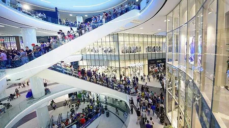 Mall-ul continuă să fie locul favorit al românilor! Mersul la mall, un comportament social la noi în ţară