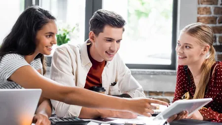 Generația Z, schimbări radicale în piața muncii. Companiile oferă ieșiri în oraș plătite de angajatori, dar și program mai scurt vinerea