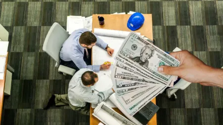 Angajați plătiți cu 100.000 de dolari pe an, fără să muncească! „Ne colecționau ca pe niște carduri cu Pokemon”