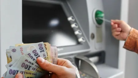 Toți pensionarii trebuie să știe asta! Se percep comisioane pentru cei care primesc pensia pe card. Lista cu băncile care au contract cu Casa de Pensii