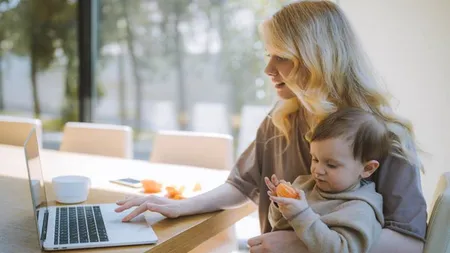 Părinții pot lucra în fiecare lună de acasă! Care este condiția impusă de Guvern, pe care trebuie să o îndeplinească aparținătorii