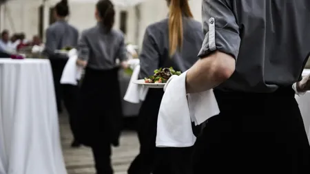 Joburi disponibile în HoReCa și turism. Ce salariu poate câștiga un ospătar: De regulă, solicitările vin din partea studenţilor şi liceenilor