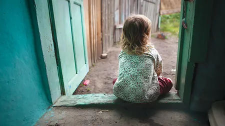 A fost aprobat proiectul de lege pe care AUR voia să îl boicoteze. Ce prevede acesta și ce activități vor exista pentru prevenirea separării copilului de familie