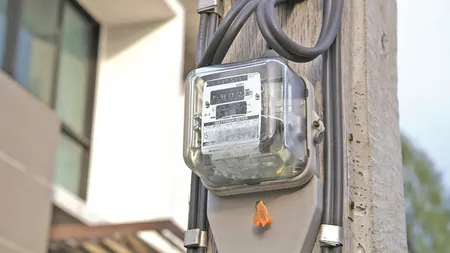 Românii își sapă groapa singuri! Problemele prin care trec clienții când schimbă furnizorul de energie „M-am trezit fără curent și fără contor”